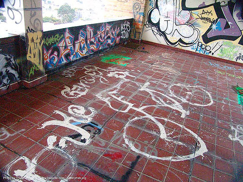 graffiti - roof - abandoned hospital (presidio, san francisco), abandoned building, abandoned hospital, graffiti, presidio hospital, presidio landmark apartments, roof, trespassing