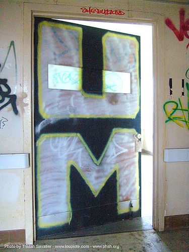 graffiti-um - door - abandoned hospital (presidio, san francisco), abandoned building, abandoned hospital, graffiti, presidio hospital, presidio landmark apartments, trespassing