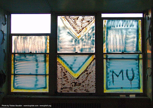 graffiti-um - window - abandoned hospital (presidio, san francisco) - phsh, abandoned building, abandoned hospital, graffiti, presidio hospital, presidio landmark apartments, trespassing, window