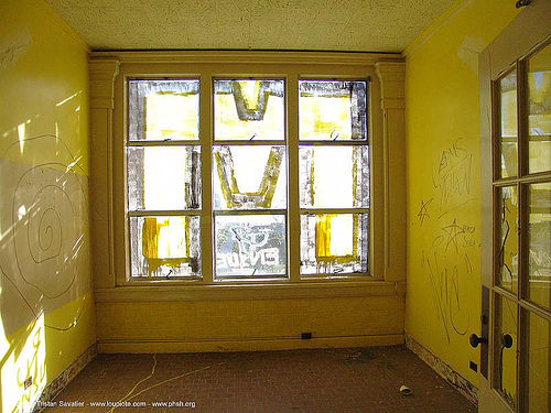 graffiti - window - abandoned hospital (presidio, san francisco), abandoned building, abandoned hospital, graffiti, presidio hospital, presidio landmark apartments, trespassing, window