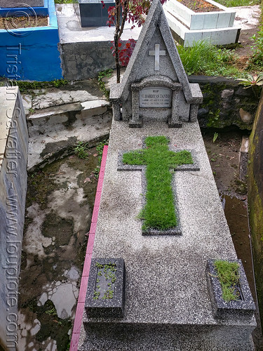 grass cross on tomb - jogjakarta christian cemetery, christian cross, grave, graveyard, jogjakarta christian cemetery, tomb, tpu utaralaya