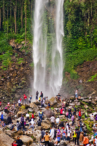 grojogan sewu waterfall, crowd, falls, grojogan sewu, mountains, rocks, waterfall