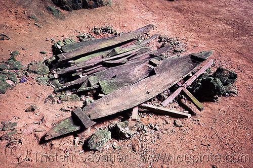 gua niah - boat shaped coffins - painted cave - niah national park (borneo), archaelogy, archaeology, boat coffins, borneo, burial, funeral, gua niah, malaysia, natural cave, niah caves, niah painted cave, wooden