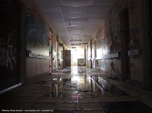 hallway - abandoned hospital (presidio, san francisco), abandoned building, abandoned hospital, graffiti, presidio hospital, presidio landmark apartments, trespassing