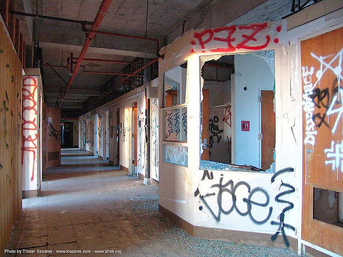 hallway - abandoned hospital (presidio, san francisco), abandoned building, abandoned hospital, graffiti, presidio hospital, presidio landmark apartments, trespassing