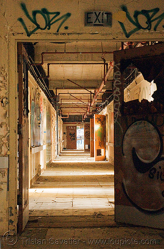 hallway - abandoned hospital (presidio, san francisco), abandoned building, abandoned hospital, graffiti, presidio hospital, presidio landmark apartments, trespassing