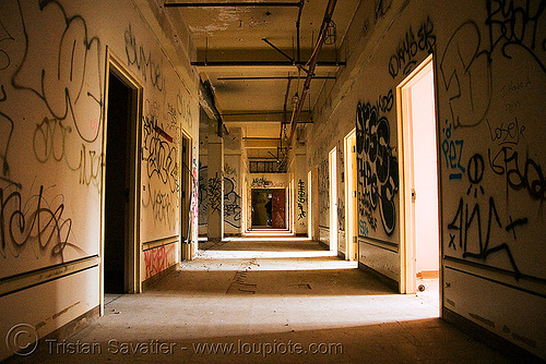 hallway - abandoned hospital (presidio, san francisco), abandoned building, abandoned hospital, graffiti, presidio hospital, presidio landmark apartments, trespassing