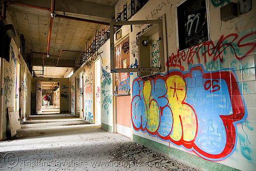 hallway - graffiti - abandoned hospital (presidio, san francisco), abandoned building, abandoned hospital, graffiti, presidio hospital, presidio landmark apartments, trespassing