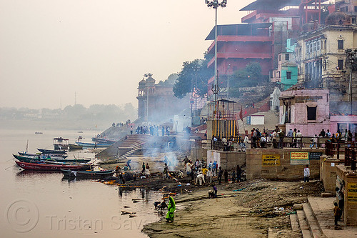 harishchandra cremation ghat - burning ghat - varanasi (india), burning ghat, cremation ghats, crowd, dead, fire, funeral pyre, ganga, ganges river, harishchandra ghat, hindu, hinduism, river bank, river boats, smoke, smoking, varanasi