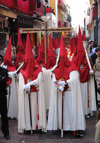 hermandad de la lanzada - semana santa en sevilla, cross, easter, hermandad de la lanzada, nazarenos, red, semana santa, sevilla, white