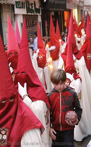 hermandad de la lanzada - semana santa en sevilla, easter, hermandad de la lanzada, nazarenos, red, semana santa, sevilla