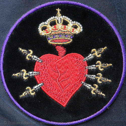 hermandad de los servitas - crowned heart pierced by seven daggers - semana santa en sevilla, crown, crowned, daggers, easter, hermandad de los servitas, knifes, love, nazarenos, red, semana santa, seven, sevilla, symbol, symbolism