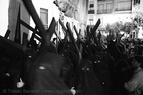 hermandad del silencio - nazarenos - semana santa en sevilla, candles, carrying, cross, crosses, easter, el silencio, hermandad del silencio, nazarenos, night, semana santa, sevilla