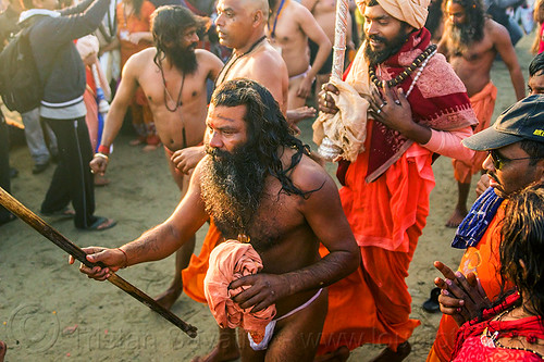 hindu guru returning from the holy bath - kumbh mela 2013 (india), babas, beard, crowd, hindu pilgrimage, hinduism, india, kumbh maha snan, maha kumbh mela, mauni amavasya, men, sadhus