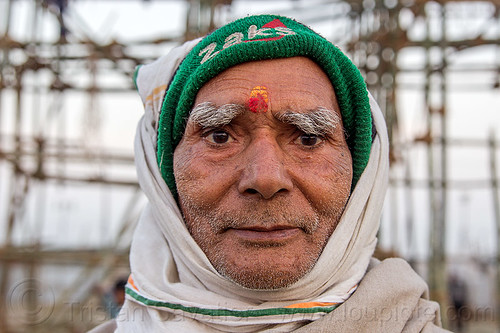 hindu man with bushy eyebrows, bushy eyebrows, headwear, hindu man, hindu pilgrimage, hinduism, indian man, knitcap, kumbh mela, old man, tilak, tilaka, unshaven