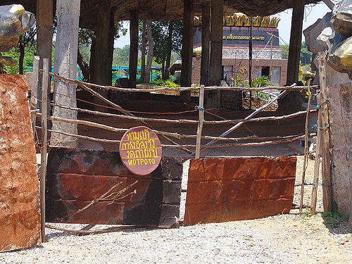 hindu park near phu ruea, west of loei (thailand), gate, hindu, hinduism, no trespassing, prohibited, sign