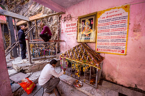 hindu pilgrim making pujas at divya shila - sacred rock near yamunotri temple (india), divya shila, hinduism, men, temple, yamunotri
