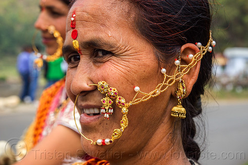 hindu woman with large nose ring jewelry, india, indian wedding, jewelry, nose chain, nose piercing, nose ring, nostril piercing, tola gunth, woman