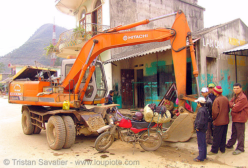 hitachi ex100wd wheeled excavator - street scene in mèo vac - мотоциклы минск 125 - soviet-made minsk 125cc motorcycle - vietnam, 125cc, hitachi ex100wd excavator, minsk motorcycle, motorcycle touring, mèo vạc, orange, wheeled excavator, минск 125, мотоциклы