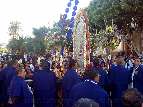 holy image of virgin mary and jesus infant at catholic procession (san francisco), balloon string, blue balloons, crowd, float, lord of miracles, parade, paso de cristo, peruvians, portador, portadores, sacred art, señor de los milagros