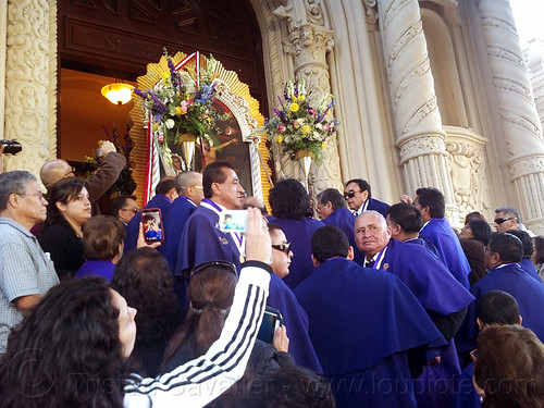 holy painting of the señor de los milagros entering mission dolores (san francisco), cameras, cellphones, church, crowd, crucified, door, entering, entrance, float, gate, jesus christ, lord of miracles, mission dolores, mission san francisco de asís, mobile phones, mobiles, painting, parade, paso de cristo, peruvians, portador, portadores, sacred art, señor de los milagros, sharing, social media, taking photos