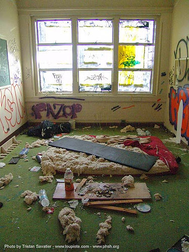 homeless room - abandoned hospital (presidio, san francisco), abandoned building, abandoned hospital, graffiti, presidio hospital, presidio landmark apartments, trespassing