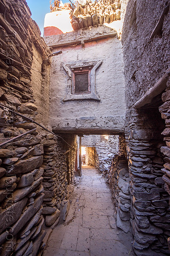 house over street in kagbeni village (nepal), annapurnas, kagbeni, kali gandaki valley, village