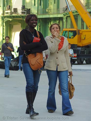 image with no "tone mapping" - two women in the grand palais (paris)