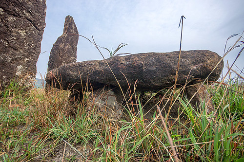 khasi dolmen - table-stone - memorial stones (india), archaeology, dolmen, east khasi hills, mawkait, mawshyieng, meghalaya, memorial stones, table-stone