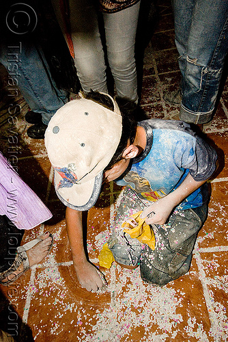kid recycling confetti's, andean carnival, argentina, boy, cap, carnaval de la quebrada, child, confetti's, floor, kid, noroeste argentino, quebrada de humahuaca, recycling