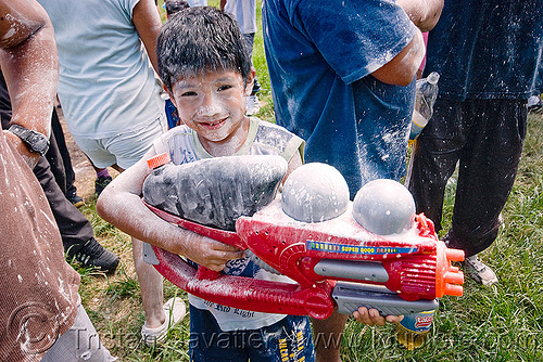 kid with watergun - super soaker - carnaval - carnival in jujuy capital (argentina), andean carnival, argentina, boy, carnaval de la quebrada, child, jujuy capital, kid, man, noroeste argentino, san salvador de jujuy, super soaker, water gun