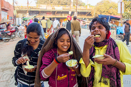 kids eating frothed milk dessert, boy, cups, daraganj, dessert, eating, foamed milk, frothed milk, girls, hindu pilgrimage, hinduism, kumbh mela, street food