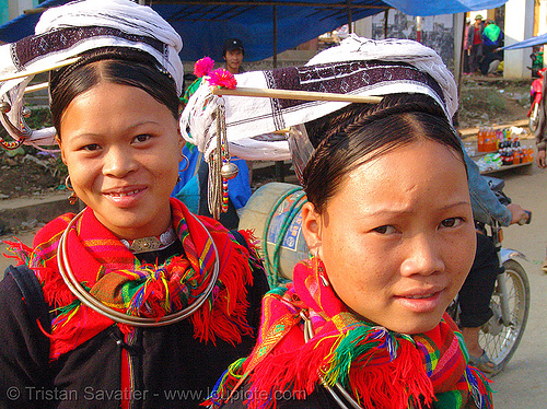 "kim mun lantien sha" dao/yao tribe women (sisters) wearing celestial crown headdress - vietnam, asian woman, asian women, bảo lạc, celestial crown, colorful, dao, dzao tribe, girls, headdress, hill tribes, indigenous, kim mun lantien sha, yao tribe