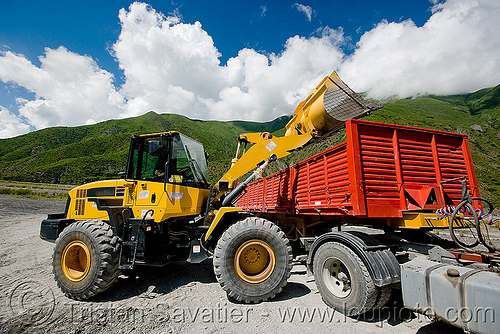 komatsu wa 250 loader, argentina, artic, articulated lorry, at work, earth moving, front loader, groundwork, komatsu, noroeste argentino, red, road construction, roadworks, semi truck, semi-trailer, tractor trailer, wa 250, wheel loader, working, yellow