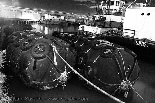 large accosting fenders at san francisco harbour, accosting fenders, buoyant, défenses d'accostage, défenses de quai, marine, mission rock terminal, pier 50, river cat, san francisco bay, tires, tow boat, tug boat