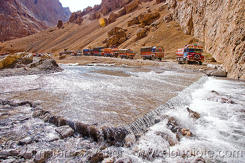 large nullah in the canyon before pang - manali to leh road (india), canyon, convoy, ladakh, mountains, nullah, pang, river bed, stream, traffic jam, trucks