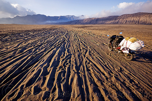 lautan pasir - sea of sand, honda supra, lautan pasir, motorcycle touring, ruts, sand, tengger caldera, underbone motorcycle, volcanic ash