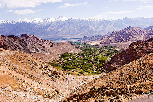 leh valley view from the khardungla road - khardungla pass - ladakh (india), khardung la pass, ladakh, leh valley, mountain pass, mountains, लेह