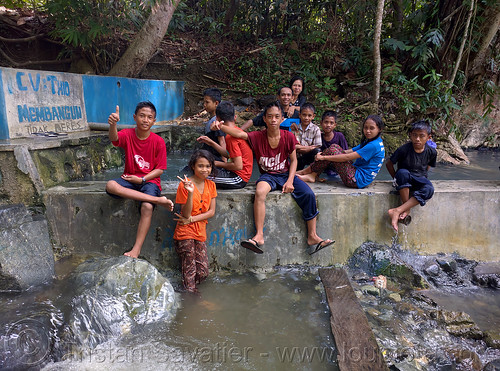 local kids at sumber air panas uwedaka - hot springs near luwuk, bathing, boys, crowd, girls, hot springs, kids, pools