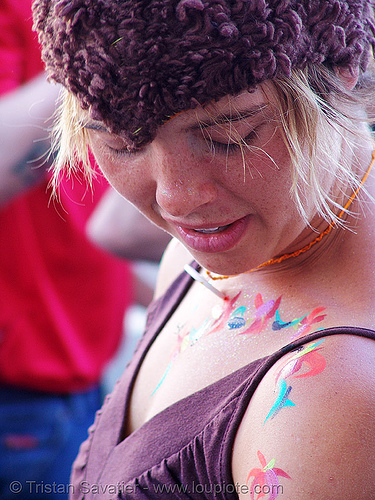 lucy getting painted - how weird street faire (san francisco), body art, body paint, body painting, elgeacho, lucy