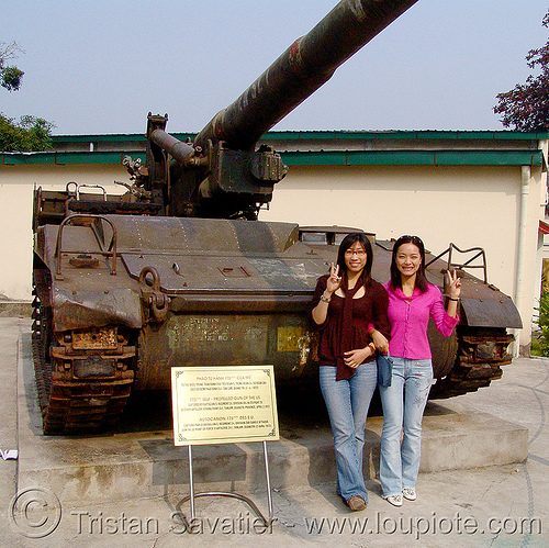 m107 175mm self-propelled gun (artillery) - vietnam, 175mm self-propelled artillery, 175mm self-propelled gun, army museum, army tank, hanoi, m107, military, peace sign, v sign, victory sign, vietnam war