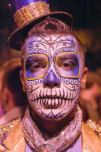 man with blue sugar skull makeup - día de los muertos - halloween (san francisco), cabaret hat, day of the dead, dia de los muertos, face painting, facepaint, glitter, glittery, halloween, man, night, small hat, sugar skull makeup, suliman nawid