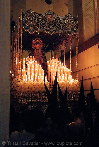 maria santisima del refugio - hermandad de san bernardo - paso de la virgen - semana santa en sevilla, candles, easter, float, hermandad de san bernardo, madonna, maría santísima del refugio, nazarenos, night, paso de la virgen, sacred art, semana santa, sevilla, virgin mary