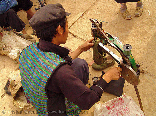 mien yao/dao tribe shoemaker fixing a shoe - 縫紉機 - 缝纫机 - máy may công nghiệp - sewing machine - vietnam, crank sewing machine, dao, dzao tribe, fixing, hill tribes, indigenous, man, mien yao tribe, máy may công nghiệp, mèo vạc, repairing, shoe machine, shoemaker, 縫紉機, 缝纫机