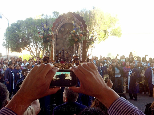 mobile photo sharing at catholic procession, cameras, cellphones, crowd, float, lord of miracles, madonna, mobile phones, mobiles, painting, parade, paso de cristo, peruvians, sacred art, señor de los milagros, sharing, social media, taking photos, virgen, virgin mary