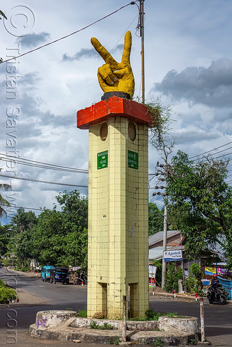 monument with v-sign, monument, peace sign, v-sign, victory sign