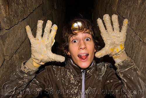 muddy hands - catacombes de paris - catacombs of paris (off-limit area) - juju - julie, cataphile, cave, clandestines, gloves, hands, headlamp, headlight, illegal, led light, mud, muddy, petzl, tikka, trespassing, underground quarry, woman