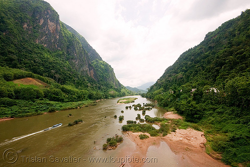nam ou river - nong khiaw (laos), laos, nam ou, nong khiaw, river bank, river bed, river boats, small boats, v-shaped valley