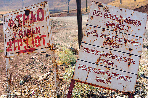 no trespassing signs (turkey country), girilmez, kurdistan, no trespassing, oil field, signs, özel güvenlik bölgesi