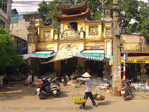 old chinese temple - hanoi market - vietnam, chinese temple, ch&#x1EE3; &#x111;&#x1ED3;ng xu&acirc;n, dong xuan market, hanoi, vietnam